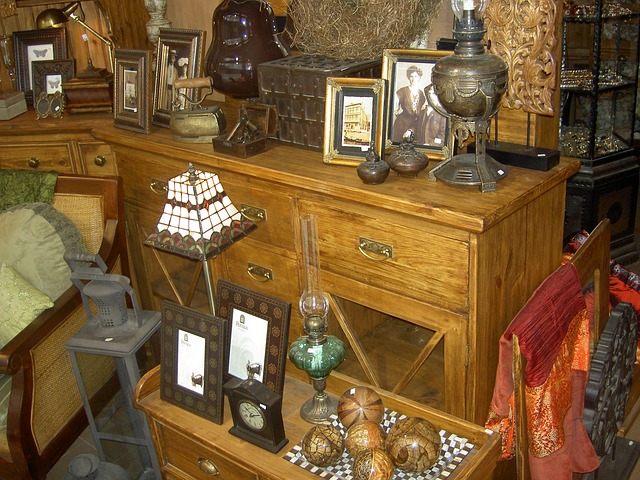 starý nábytek v antikvariátu