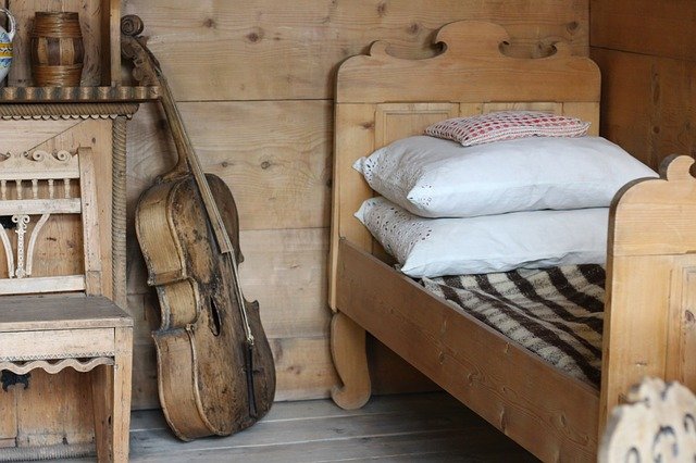 postel z borovice