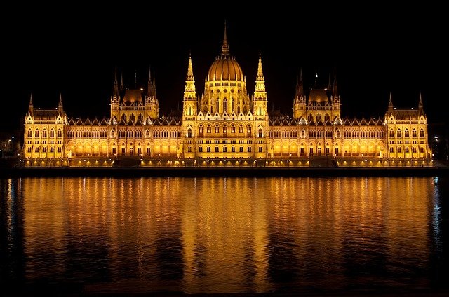 osvícený maďarský parlament